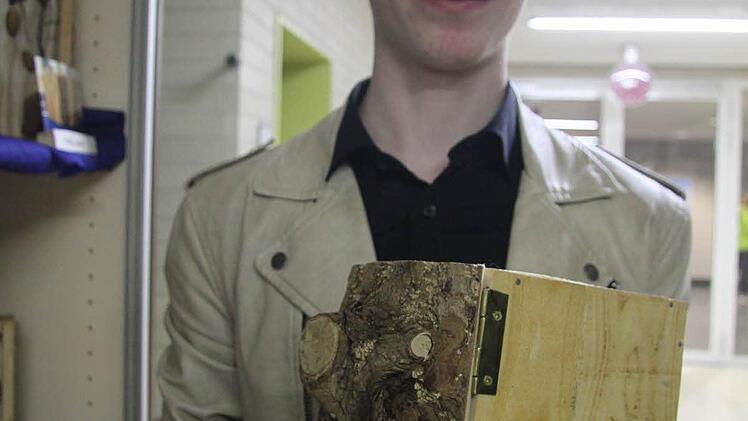 Die Sache mit dem Ginkgo-Baum war schwierig. Pascal Oschee hat deshalb das kleinste Buch aus Holz gefertigt.