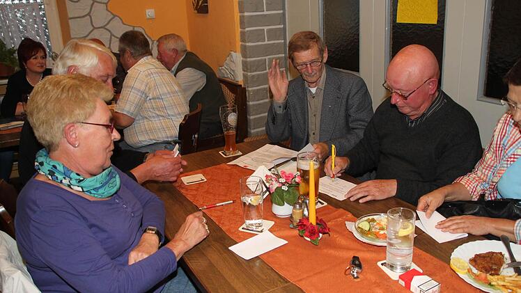 Gert Hühnlein aus Schimmendorf macht sein Kreuzchen für den Kandidaten. Foto: Stephan Tiroch