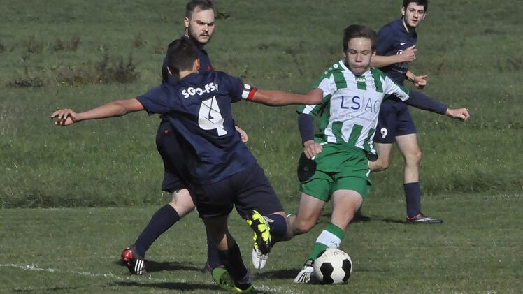Der Kapitän wehrt sich: Marius Sitte, Spielführer der SG Oberleichtersbach (links), sucht das Duell mit Jakob Fischer von der SG Winkels. Foto: Anja Schmitt