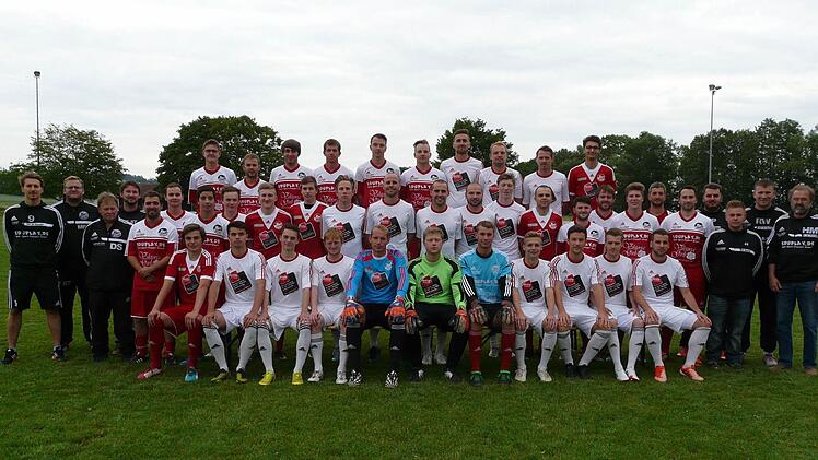 "Unsere Heimat ist das Sportheim - unser Stolz der TSV....": So singen die Fußballer, wenn es etwas zu feiern gibt.  Foto: TSV Meeder