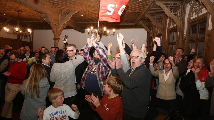 Wahlsieger Uwe Kirschstein genießt die erste von zahllosen Umarmungen des Wahlsonntags, während die Genossen frenetisch jubeln. Fotos: Barbara Herbst