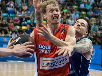 Der Frankfurter Konstantin Klein (r.) hatte in der Halbfinalserie gegen Per Günther, das Gesicht des Ulmer Teams, nichts zu bestellen. Foto: dpa