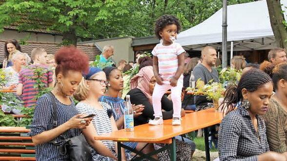Die Flüchtlinge waren mit ihren Familien gekommen.