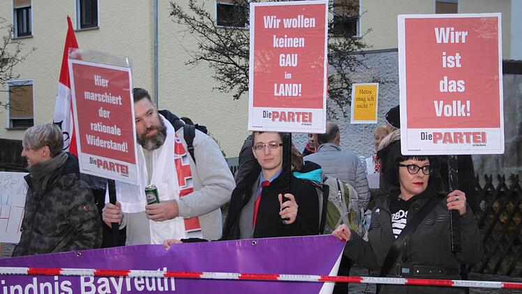 Mit Transparenten und Trillerpfeifen demonstrierten 200 AfD-Gegner friedlich vor dem Neudrossenfelder Bräuwerck. Foto: Stephan Tiroch