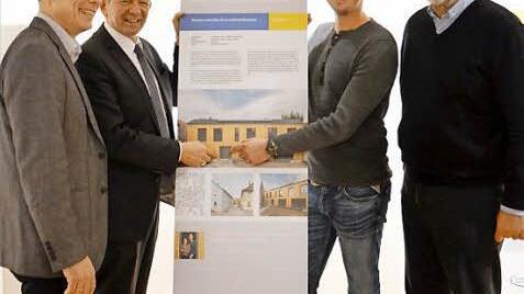 Christoph Schneider (Zweiter von rechts) freut sich, dass auch sein neues Wohnhaus mit in die Ausstellung aufgenommen wurde. Daneben Planer Christoph Gatz, Buttenheims Bürgermeister Michael Karmann und Landrat Johann Kalb. Foto: Andrea Spörlein