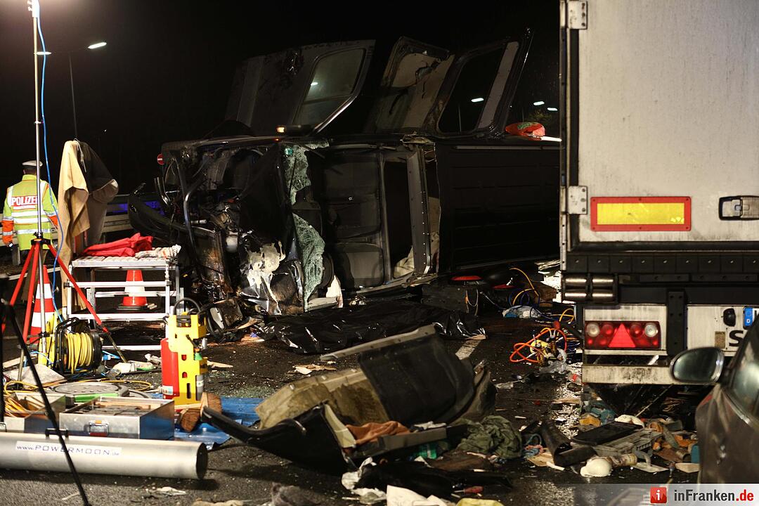 Kleintransporter prallt auf A9 auf Stauende – Ein Toter, ein Schwerverletzter