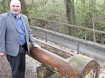 Generalüberholt wird in nächster Zeit die kleine Kneippanlage am Rugendorfer Naturschwimmbad. Neu gemacht, so Bürgermeister Ralf Holzmann, werde derzeit im Bauhof das Armbecken, denn das jetzige aus einem einzigen Baustamm sei nicht mehr im besten Zustand. Foto: Klaus Klaschka