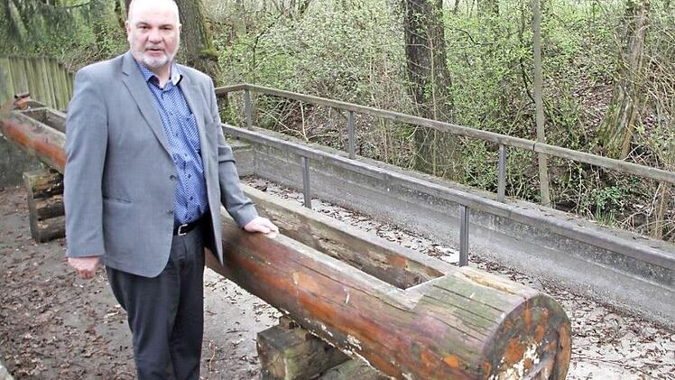 Generalüberholt wird in nächster Zeit die kleine Kneippanlage am Rugendorfer Naturschwimmbad. Neu gemacht, so Bürgermeister Ralf Holzmann, werde derzeit im Bauhof das Armbecken, denn das jetzige aus einem einzigen Baustamm sei nicht mehr im besten Zustand. Foto: Klaus Klaschka
