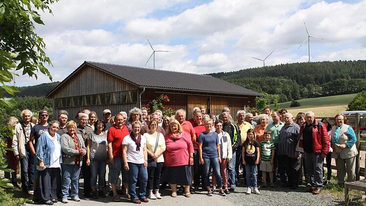 Eine rege Diskussion gab es unter den Gästen wegen der weiteren Vorgehensweise um die Windräder (im Hintergrund). Foto: Michael Wunder