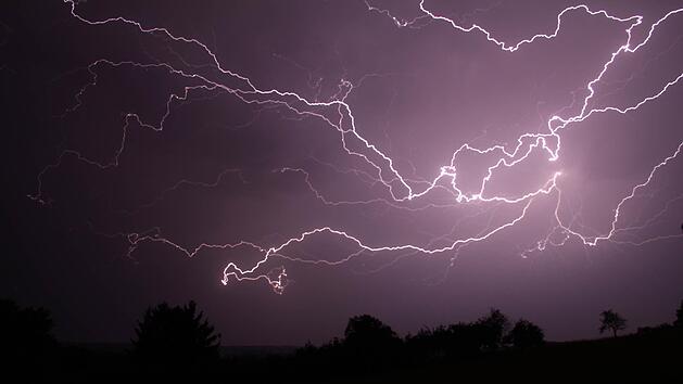 Franken kommt nicht zur Ruhe: Nach der teils heftigen Gewittern am Donnerstag und Freitag braut sich &uuml;ber dem Westen Frankens das n&auml;chste Unwetter zusammen. Symbolbild: Archiv