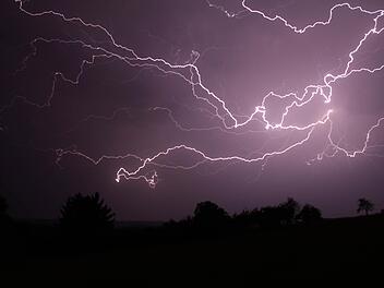 Franken kommt nicht zur Ruhe: Nach der teils heftigen Gewittern am Donnerstag und Freitag braut sich über dem Westen Frankens das nächste Unwetter zusammen. Symbolbild: Archiv
