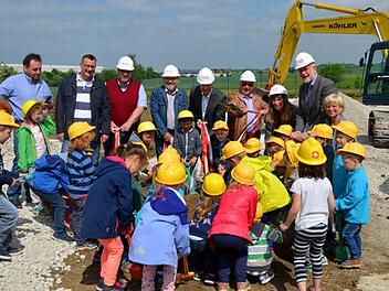 Wie es sich auf der Baustelle gehört, waren die Kinder nebst Spaten auch mit gelben Helmen ausgestattet.Andrea Spörlein