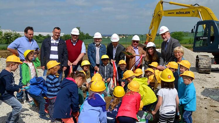 Wie es sich auf der Baustelle gehört, waren die Kinder nebst Spaten auch mit gelben Helmen ausgestattet.Andrea Spörlein