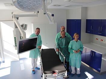 Den neuen Endoskopieraum im Anbau an das Kreiskrankenhaus in  Höchstadt zeigten (von links) Chefarzt Martin Grauer, Verwaltungsleiter Albert Prickarz, Architekt Ralf-Dieter Böhme und Pflegedienstleiterin  Bianca Dotterweich. Foto: Christian Bauriedel