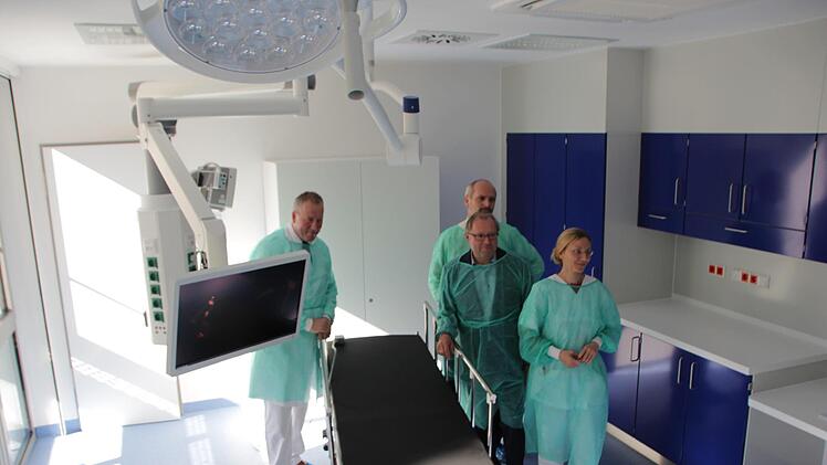 Den neuen Endoskopieraum im Anbau an das Kreiskrankenhaus in  Höchstadt zeigten (von links) Chefarzt Martin Grauer, Verwaltungsleiter Albert Prickarz, Architekt Ralf-Dieter Böhme und Pflegedienstleiterin  Bianca Dotterweich. Foto: Christian Bauriedel