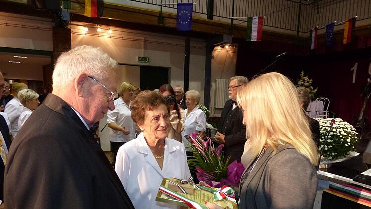 Bürgermeisterin Gyöngyi P. Revay (rechts) zeichnete Piroska und Franz Neubrandt für den  gemischten Chor mit der Ehrenmedaille aus. Foto: Klaus-Peter Wulf