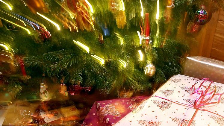 Bescherung unterm Weihnachtsbaum? In Pappenheim gab es statt Geschenke eine handfeste Schl&auml;gerei bei der Familienfeier zu Heiligabend. Symbolbild: Karl-Josef Hildenbrand/dpa