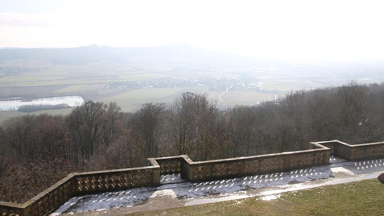 Über die Maintalterrasse geht der Blick vom Seminarraum übers Maintal hinüber zum Staffelberg, der an diesem Tag im gleißenden Sonnenlicht verblasst.Matthias Einwag