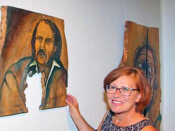 Gisela Meyer-Hänel, hier vor einem Bild des verstorbenen Künstlers Gerald  Kriedner, hat dessen Haus in der Streitgasse gekauft. Wenn sie in fünf  Jahren in Rente geht, wird sie ganz einziehen. Foto: Dieter Britz