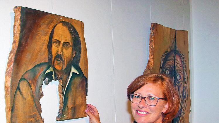 Gisela Meyer-Hänel, hier vor einem Bild des verstorbenen Künstlers Gerald  Kriedner, hat dessen Haus in der Streitgasse gekauft. Wenn sie in fünf  Jahren in Rente geht, wird sie ganz einziehen. Foto: Dieter Britz