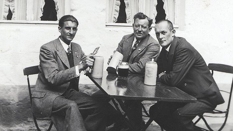 Konrad Greif (Mitte) mit Freunden im Hof der Gastwirtschaft Eichhorn, Vogelstraße 18 (um 1937) Repro: Konrad Böhm