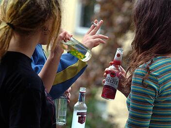 Mit Alkohol versetzte Mischgetränke sind für viele Jugendliche der Einstieg. Symbolfoto: Steffen Füssel, dpa