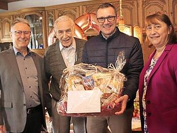 Hans Götz (l.), Ludwig Wahl (2. v. r.) und Gabriele Klaußner gratulierten Walter Paulus. Foto: Johanna Blum