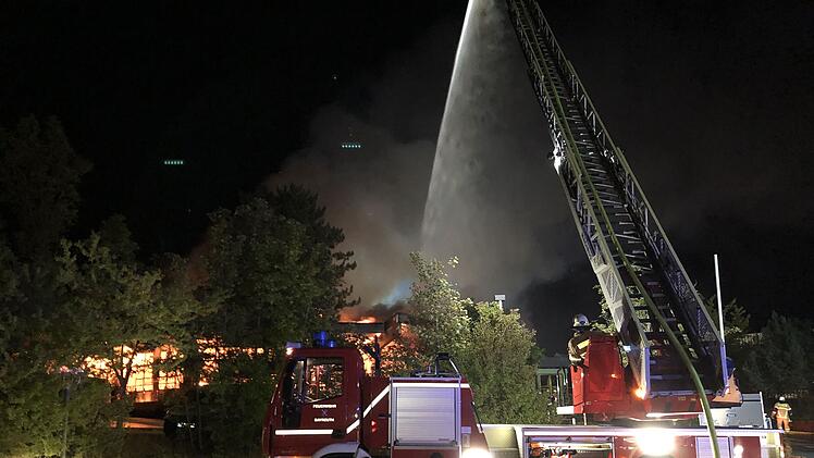 Dachstuhl der Werkstatt für Behinderte steht in Vollbrand