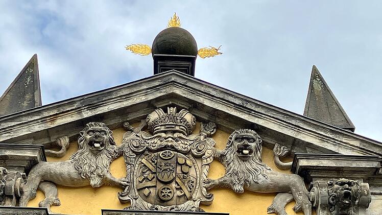 Im Giebel des Tors befindet sich das Wappen des damaligen Fürstbischofs von Bamberg.