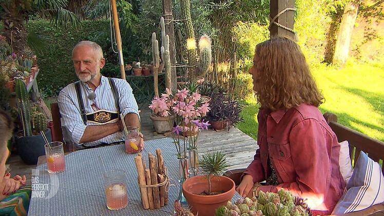 Den Aperitif nimmt die Runde in Franz' üppigem Garten ein.
