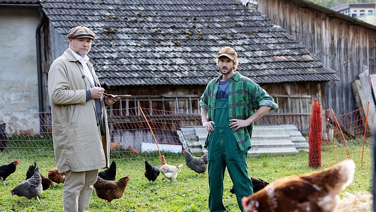 Dem Bauern Edi Brus (Kevin Brand, rechts) wurden mehrere H&uuml;hner gestohlen. Inspektor Sifkovits (Thomas Stipsits) soll den Serient&auml;ter &uuml;berf&uuml;hren.