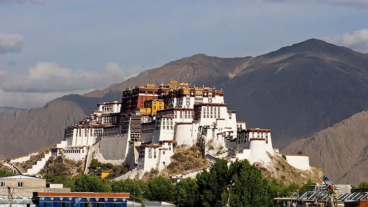 Potala Palast Lhasa Tibet China Buddhismus UNESCO Weltkulturerbe Spiritualit&auml;t Pilger Reiseziele H&ouml;henlage Berglandschaft Mount Everest Sehensw&uuml;rdigkeit Touristen Ausl&auml;ndische Besucher Tourismusbranche Kulturerbe Tempel Kloster Ticketkauf Buchungsprobleme Zugangsbeschr&auml;nkungen Infrastruktur Servicequalit&auml;t Volksrepublik Regulierung Tourismusminister Sun Yeli Wirtschaftswachstum Urlaubsziel