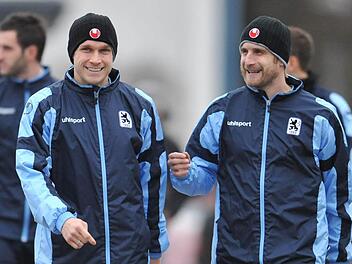 Dominik Stahl (vorne l) und Daniel Bierofka (r) vom TSV 1860 München kommen zum Training des Fußball-Zweitligisten auf dem Vereinsgelände in München. Symbolfoto: Andreas Gebert, dpa