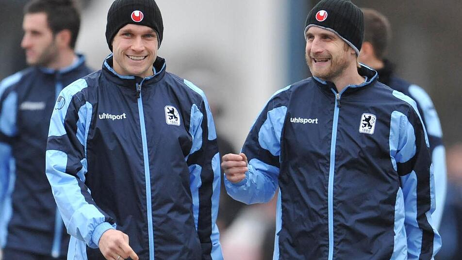 Dominik Stahl (vorne l) und Daniel Bierofka (r) vom TSV 1860 München kommen zum Training des Fußball-Zweitligisten auf dem Vereinsgelände in München. Symbolfoto: Andreas Gebert, dpa