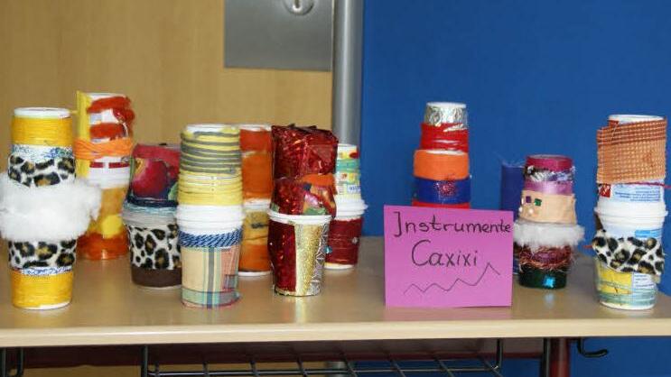 Caxixi heißen diese Musikinstrumente, die im Workshop aus Joghurtbechern, Stoffen, Bänden und viel Fantasie entstanden.