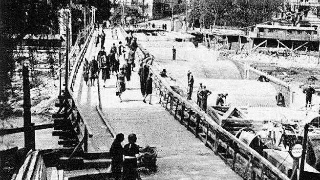 Gesprengt wurde am 6. April 1945 die Ludwigsbrücke in Bad Kissingen. Anschließend von den Amerikanern wieder aufgebaut. Ein Holzsteg (links im Bild) diente der Bevölkerung als Provisorium. Foto: Story of Spa, 1946