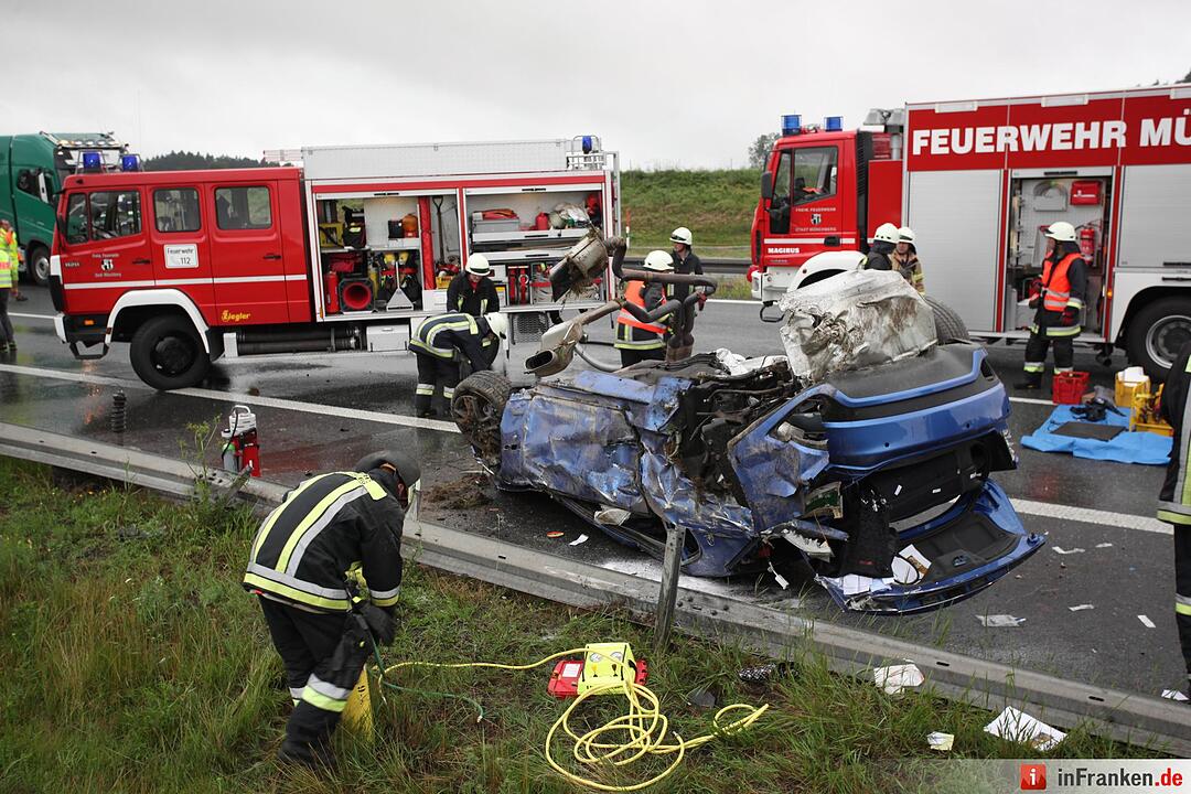 Maserati ueberschlaegt sich auf der A9 - Fahrer schwer verletzt