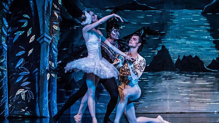 Impressionen vom "Schwanensee"-Gastspiel im Coburger Kongresshaus.Foto: Jochen Berger