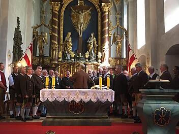 Der Schlierseer Alpen-Chor und die Waldberger Wirtshaussänger zogen - wie hier bei der Zugabe "La Montanara" - die Zuhörer in der Klosterkirche auf dem Kreuzberg in ihren Bann. Foto: Regina Rinke