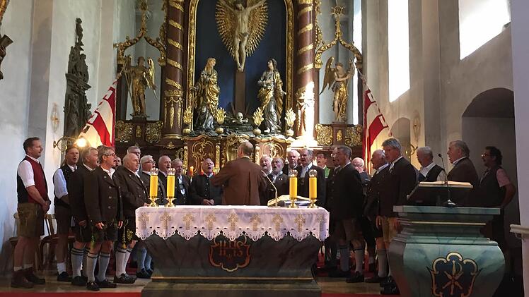 Der Schlierseer Alpen-Chor und die Waldberger Wirtshaussänger zogen - wie hier bei der Zugabe "La Montanara" - die Zuhörer in der Klosterkirche auf dem Kreuzberg in ihren Bann. Foto: Regina Rinke
