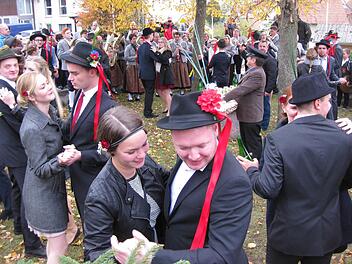 So sieht Kirmes aus: Kuchenträger Erwin Hahn, beim Tanzen im Vordergrund Fabiana Wolf und Toni Will. Foto: Beatrix Lieb