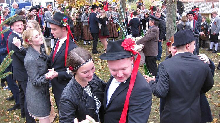So sieht Kirmes aus: Kuchenträger Erwin Hahn, beim Tanzen im Vordergrund Fabiana Wolf und Toni Will. Foto: Beatrix Lieb