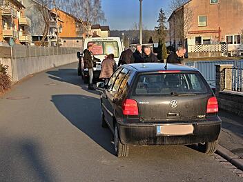 Beengte Verhältnisse, welche die Durchfahrt breiterer Fahrzeuge erschweren oder unmöglich machen in der Max-Reger-Straße in Ebern. Parklinien sollen auf dem Gehweg angebracht werden, um die Durchfahrt etwas zu verbreitern.  Foto: Helmut Will