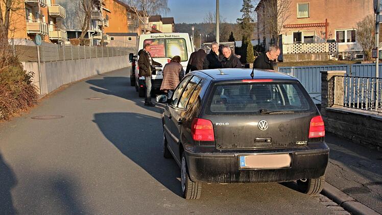 Beengte Verhältnisse, welche die Durchfahrt breiterer Fahrzeuge erschweren oder unmöglich machen in der Max-Reger-Straße in Ebern. Parklinien sollen auf dem Gehweg angebracht werden, um die Durchfahrt etwas zu verbreitern.  Foto: Helmut Will