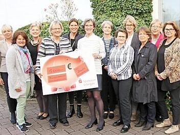 Jutta Rost übergab den Scheck im Beisein des Zonta-Clubvorstands an Bettina Quandt. Foto: Richard Sänger