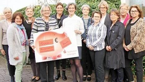 Jutta Rost übergab den Scheck im Beisein des Zonta-Clubvorstands an Bettina Quandt. Foto: Richard Sänger