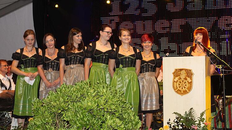 Die Festdamen gratulierten im Prolog und überreichten ein Fahnenband als Geschenk. Foto: Michael Wunder