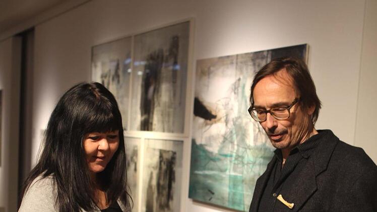 Die Skulpturen von Bernd Zimmer werden durch die Zeichnungen (Hintergrund) von Sibylle Möndel bei der Ausstellung "Bildraum Raumbild" in der Galerie des KKV gut ergänzt. Foto: Michael Wunder