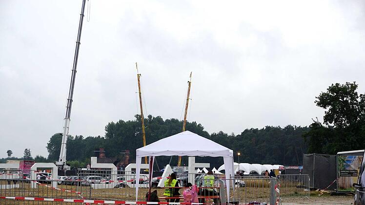 Das Festivalgelände wurde durch den Regen zusehends aufgeweicht, aber gefeiert wurde trotzdem. Foto: Richard Sänger
