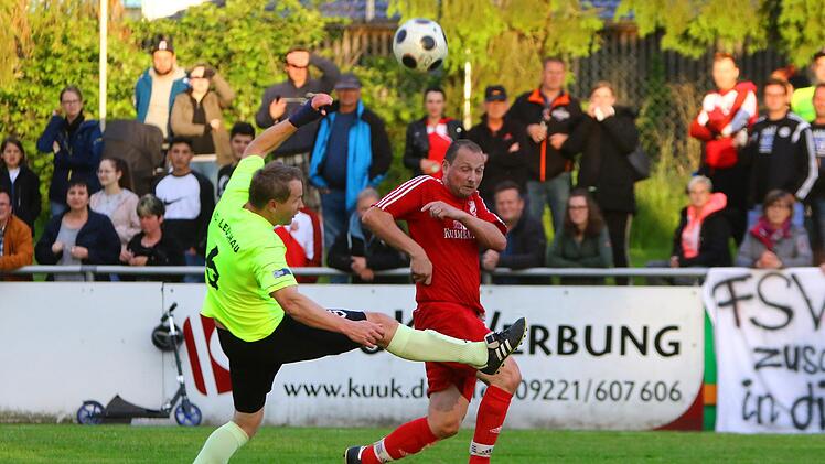 Der Kirchleuser Spielertrainer Sebastian Lerner (rechts) gegen den Leuchauer Petr Paus. Foto: Monika Limmer